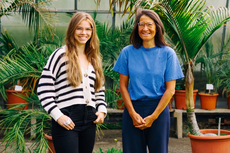Ein Foto zeigt die Forscherinnen Pauline Bohne (Links) und Melanie Mark (Rechts)